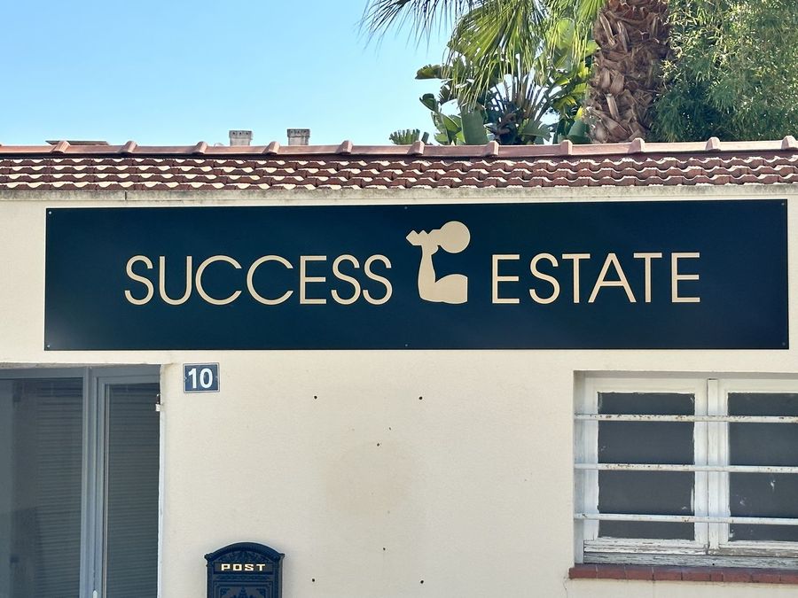 Enseigne d'agence immobilière — Success Estate, Saint-Jean-Cap-Ferrat