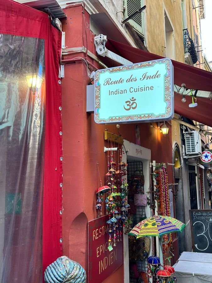 Enseigne drapeau — La Route des Indes, Nice (06) | Posemasignaletique.fr