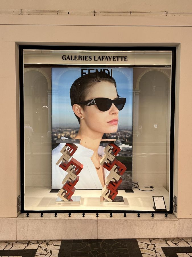 Habillage de vitrine optique — Galeries Lafayette, Nice (06) | Posemasignaletique.fr